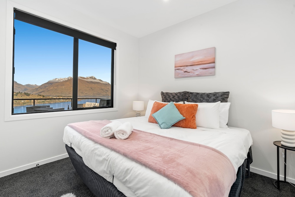 A LUCKIE CHARM - 5-BEDROOM TOWNHOUSE view 2