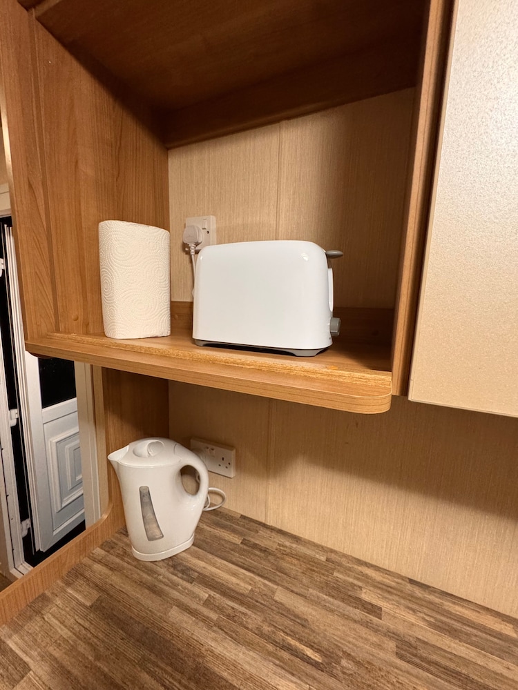 2 Bed Caravan - Sleeps 6 - Pet Friendly, Parking