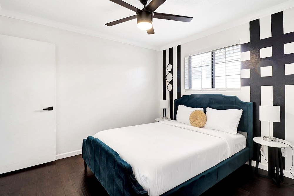 Karen in Phoenix With 4 Bedrooms and 2 Bathrooms