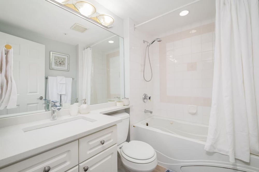 1 Bdrm With View of Ocean Very Centrally Located