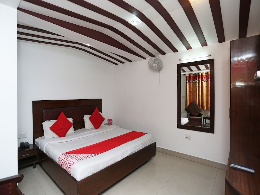 OYO 18568 Ratan Hotel