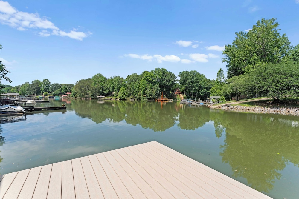 Shady Daze: Waterfront Home w/ Deck, Hot Tub & Lake Views