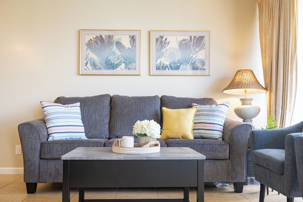 High Floor Ocean View Condo (King Bed and Parking): lounge photo
