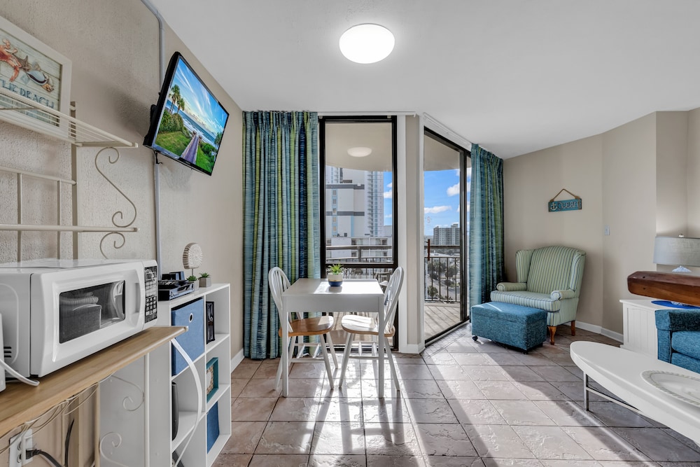 Hosteeva Oceanview Meridian Plaza Condo