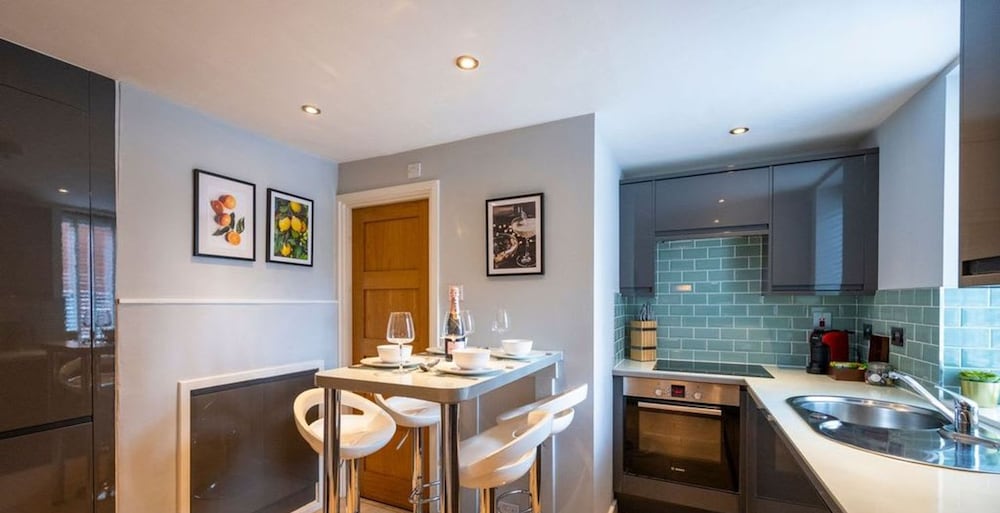 Mills Cottage - Cosy 2 Bedroom Cottage - Parking view 5