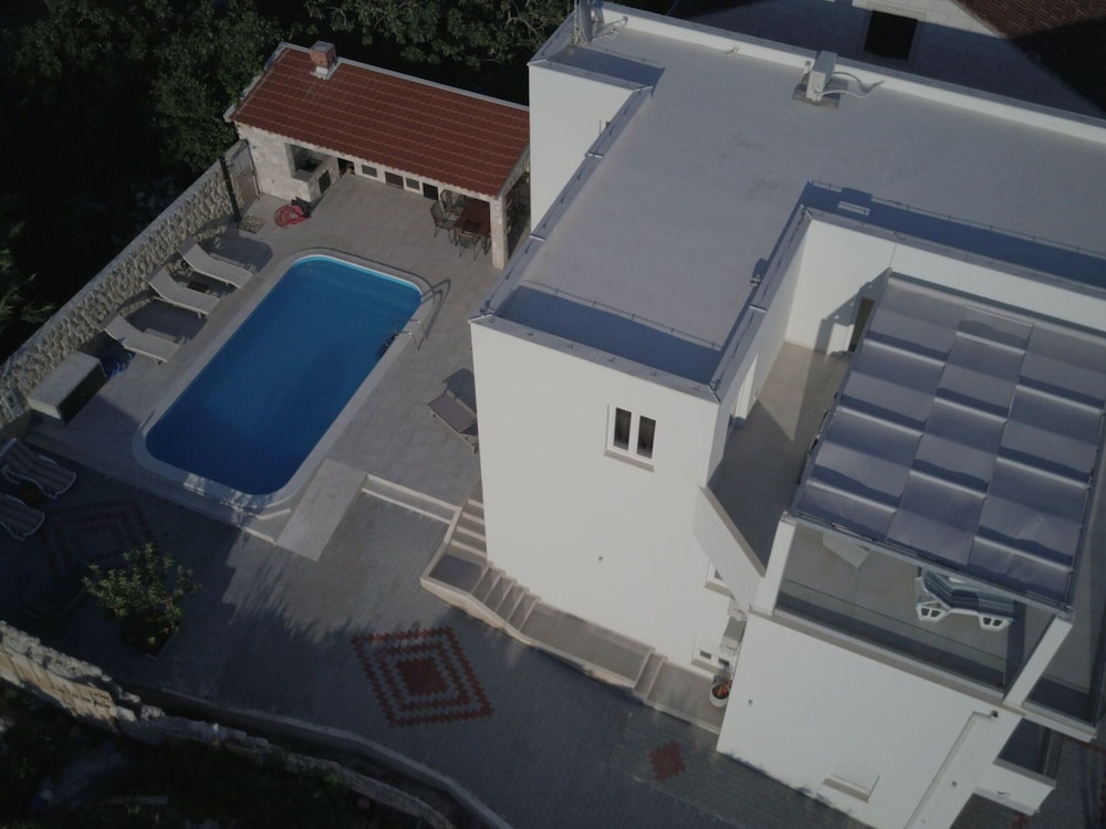 Villa Riva - Five Bedroom Villa With Pool and Sea View