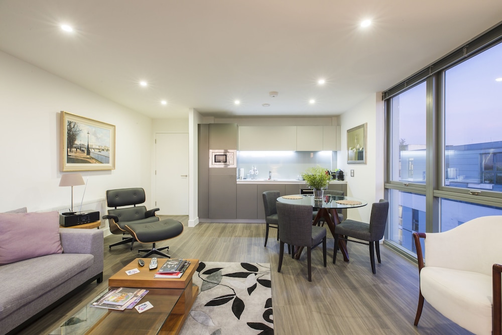JOIVY Trendy Islington Flat for 2 with Patio