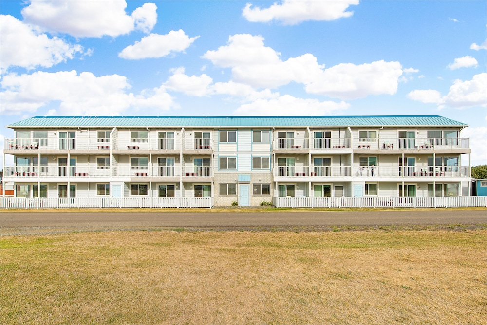 Hotel Windjammer Condos - Image 1