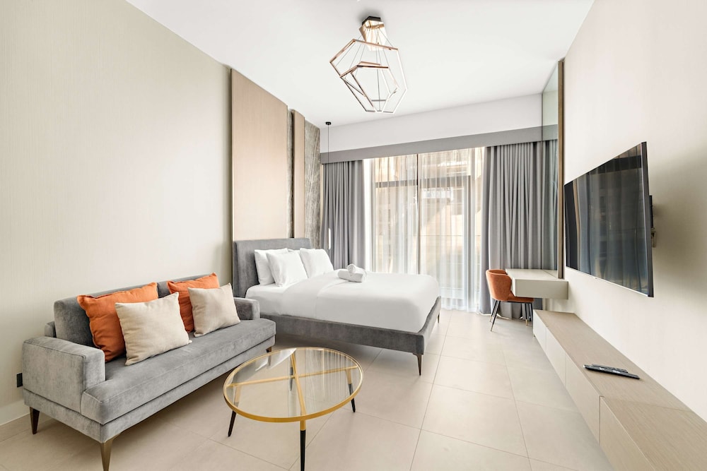 High-end Studio With Rooftop Pool and gym