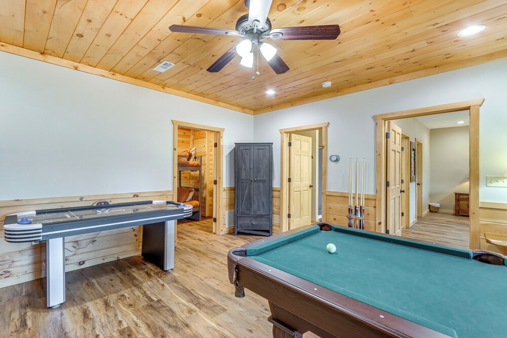 Blue Ridge Orchard Overlook' Cabin w/ Hot Tub