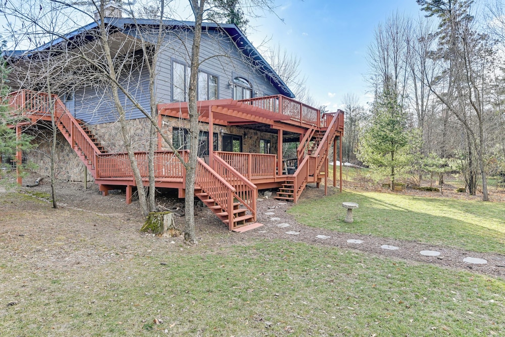Lake Arbutus Cabin: Private Deck & Hot Tub! view 5