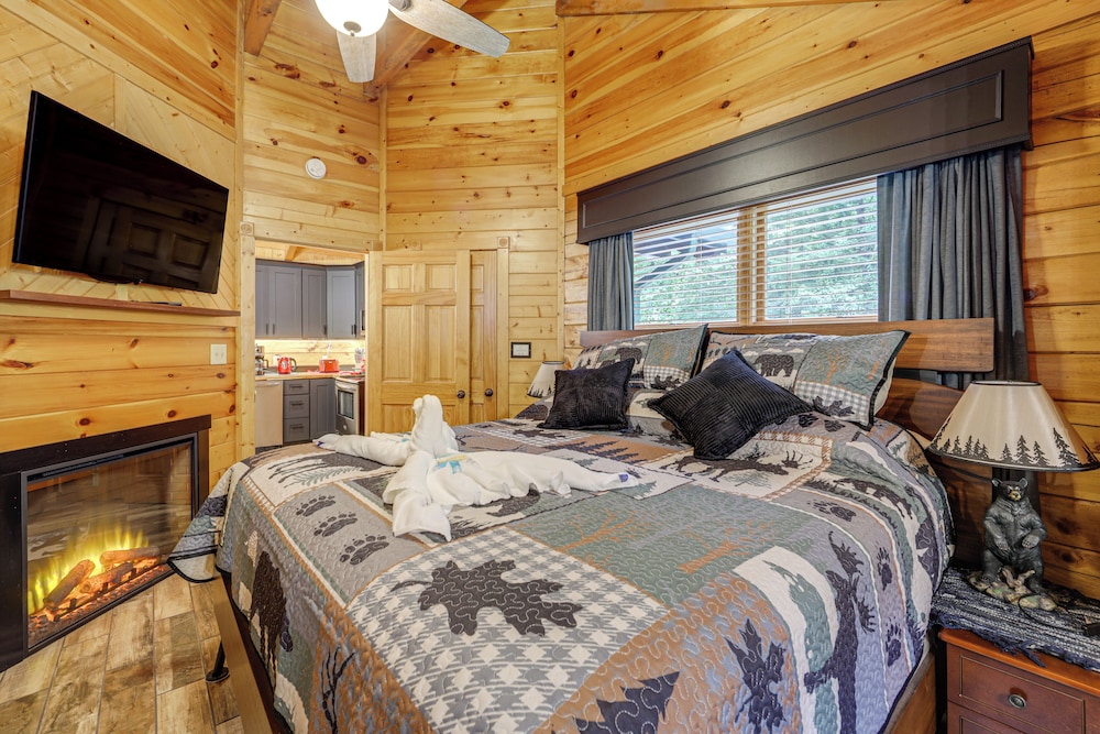 1 Mi to Dtwn Gatlinburg: Hot Tub Haven in Smokies!