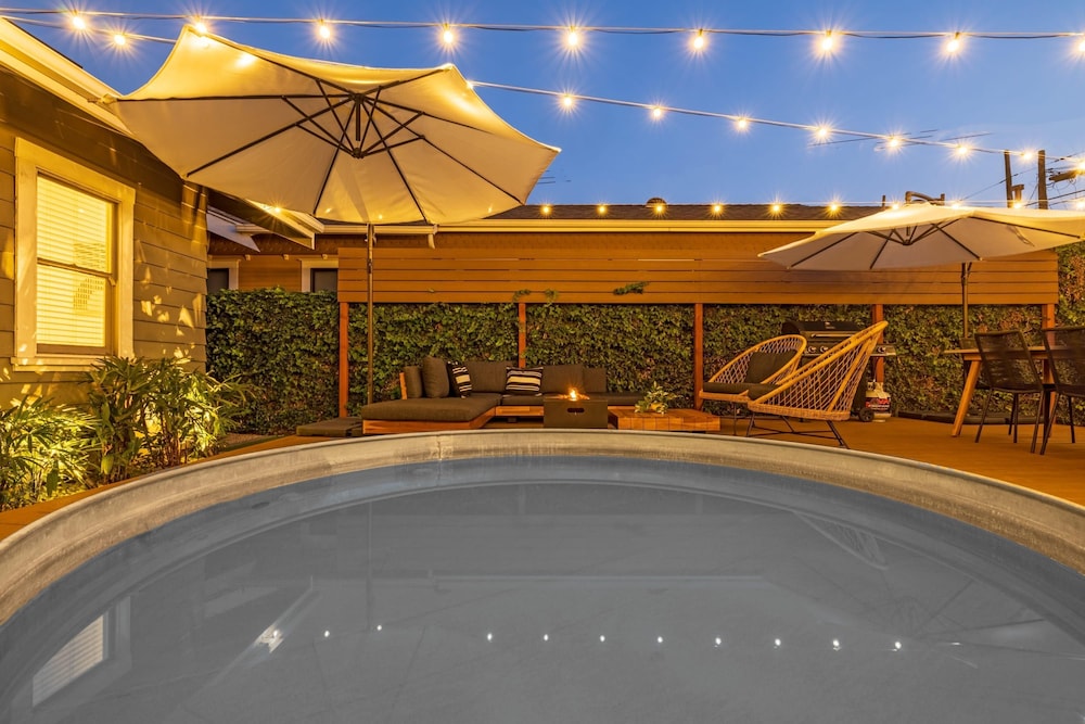Designer Luxe Compound w Pool-steps to Best Dining