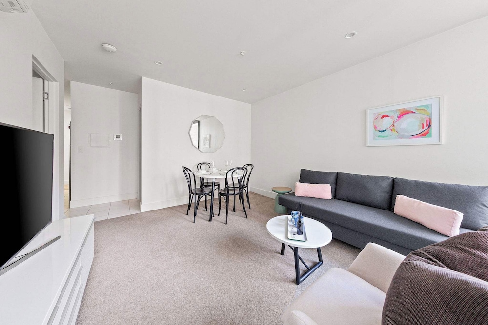 City View 2br, Free Parking, Bright & Central Apt