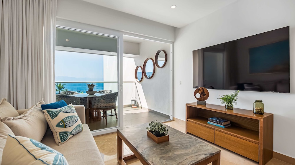 Oceanfront 1BR With Balcony - Sea View Pools