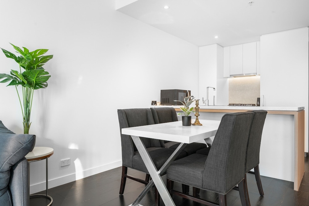 City Escape With Balcony & Resort-style Amenities