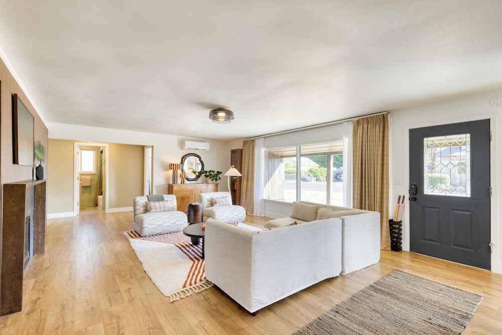 Walk to Beach & Shops Fireplace, Patio Dining & Firepit at Manzanita Ave