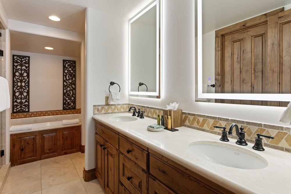 Grand Lodge - Four Bedroom #405 - Ski-in/ski-out 4 Condo