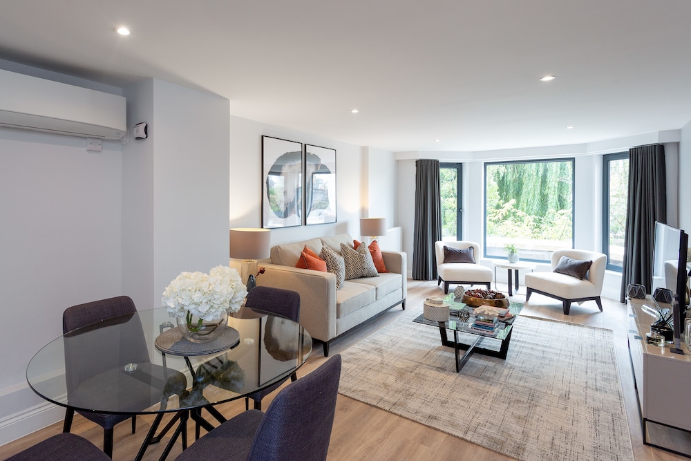 The Carlyle - Elegant Serviced Apartments