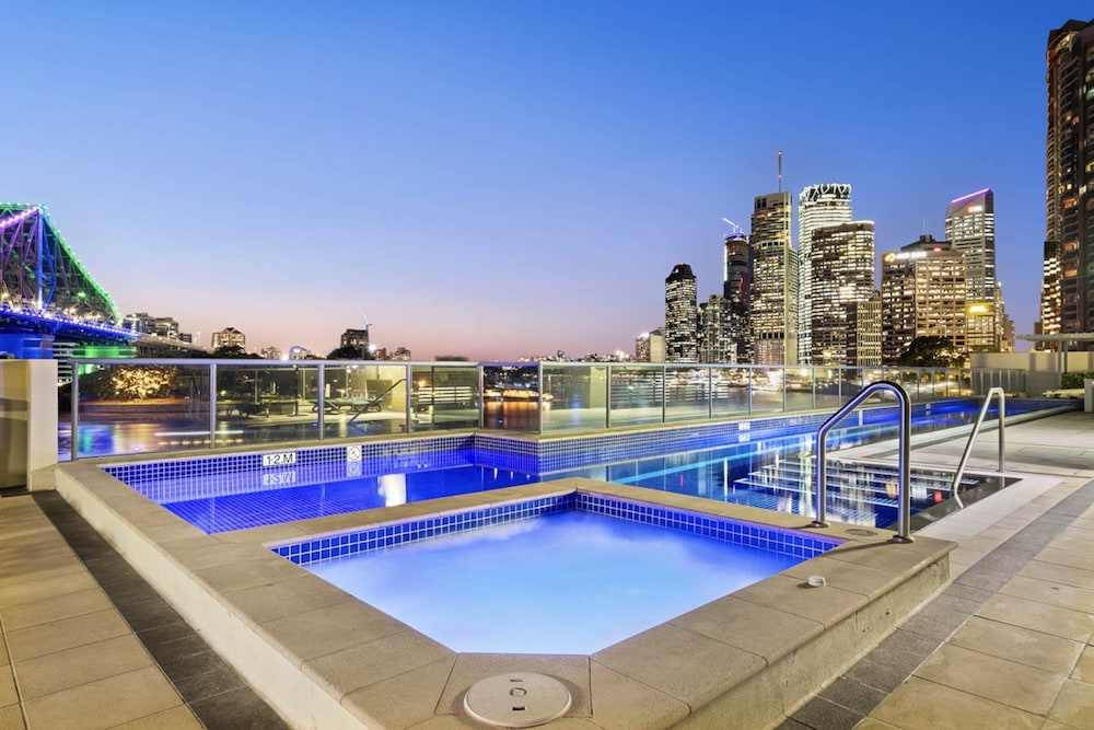 Stylish Brisbane City Stay With Bbq, Pool & Gym