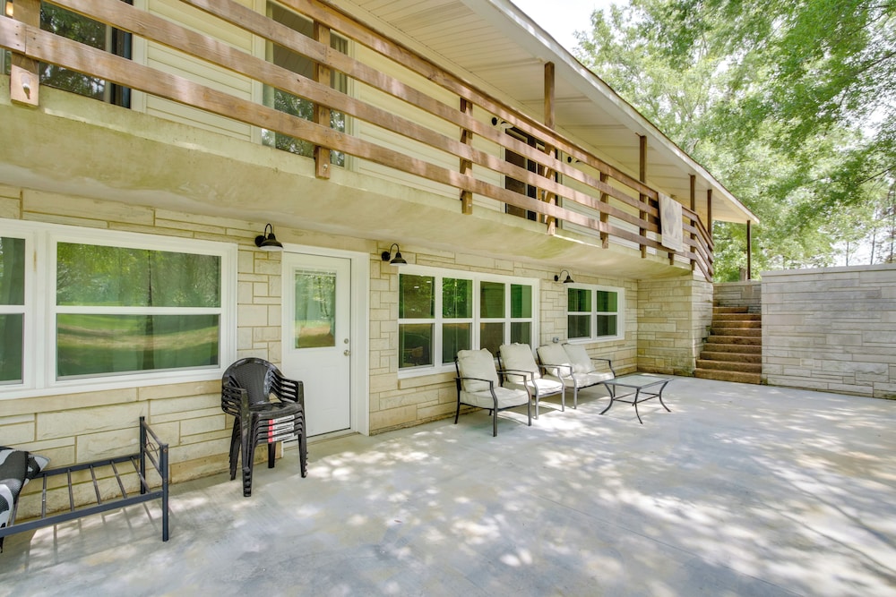 7 Mi to Tennessee River: Home w/ Patio in Florence
