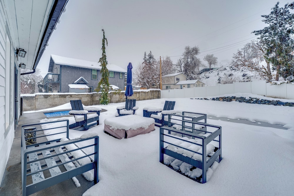 2 Blocks to Downton Chelan: Home w/ Hot Tub!