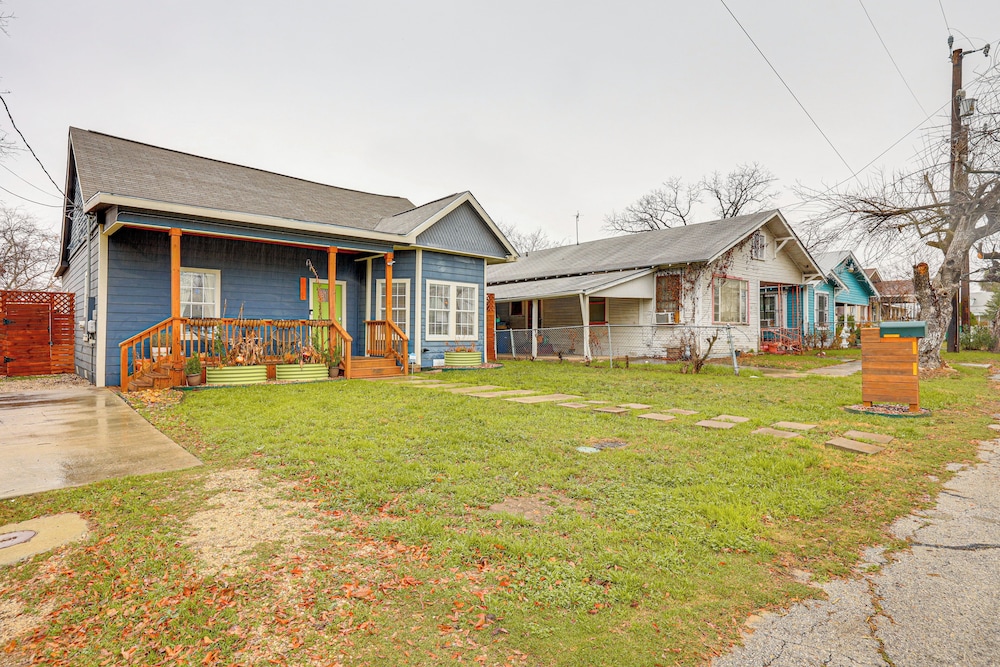 Artsy Bungalow w/ Yard in Dtwn San Antonio