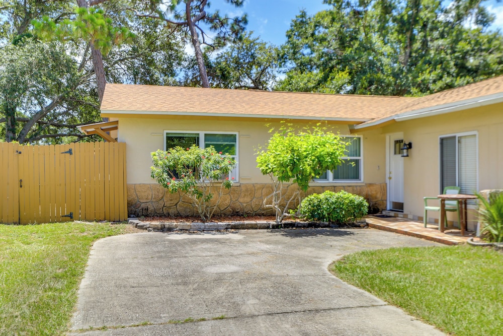 7 Mi to Beach: Pinellas Park Studio w/ Patio
