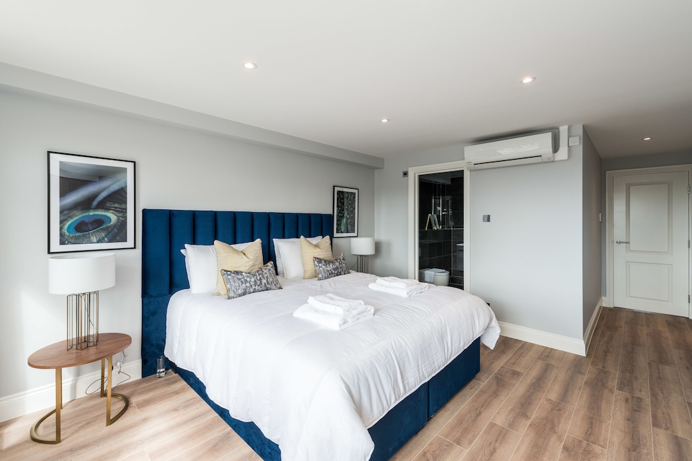 The Carlyle - Elegant Serviced Apartments