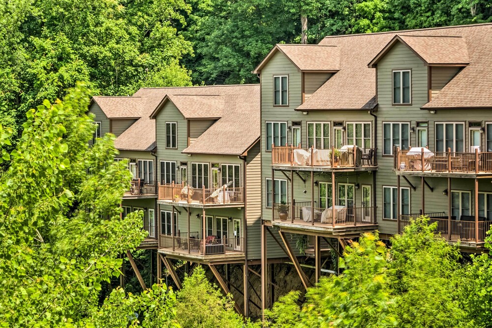 Center Hill Lake Rental: Steps to Hurricane Marina view 5