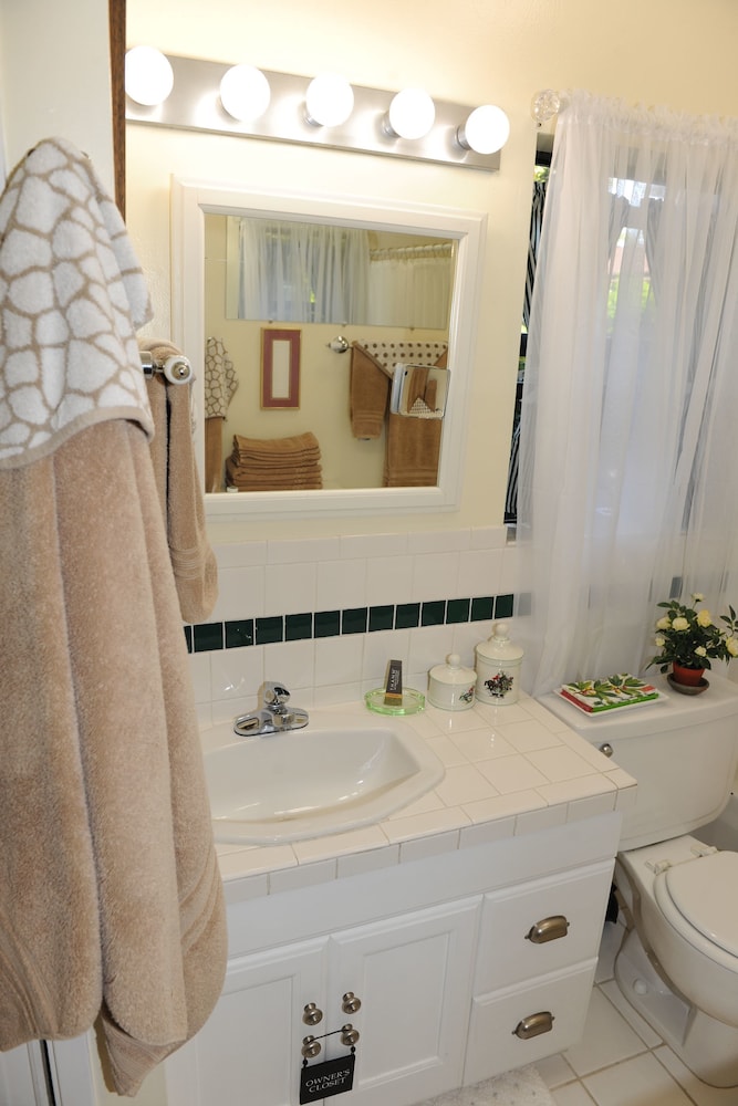 The Giraffe Inn at Old Parks Manor - Property Image 16