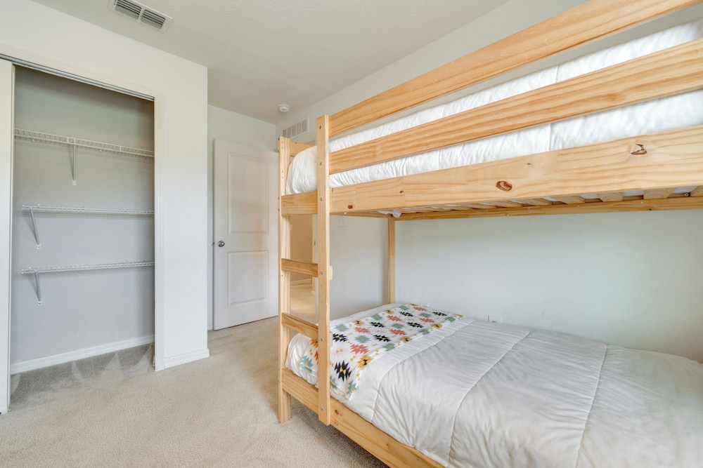 4 Mi to Wdw: Sleek Townhome w/ Community Pool!