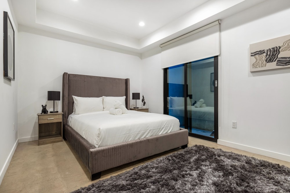 Coldwater Canyon - A Sophisticated & Elegant Estate - Image 4