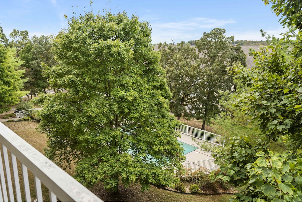 Branson Hills Getaway Sleeps 6