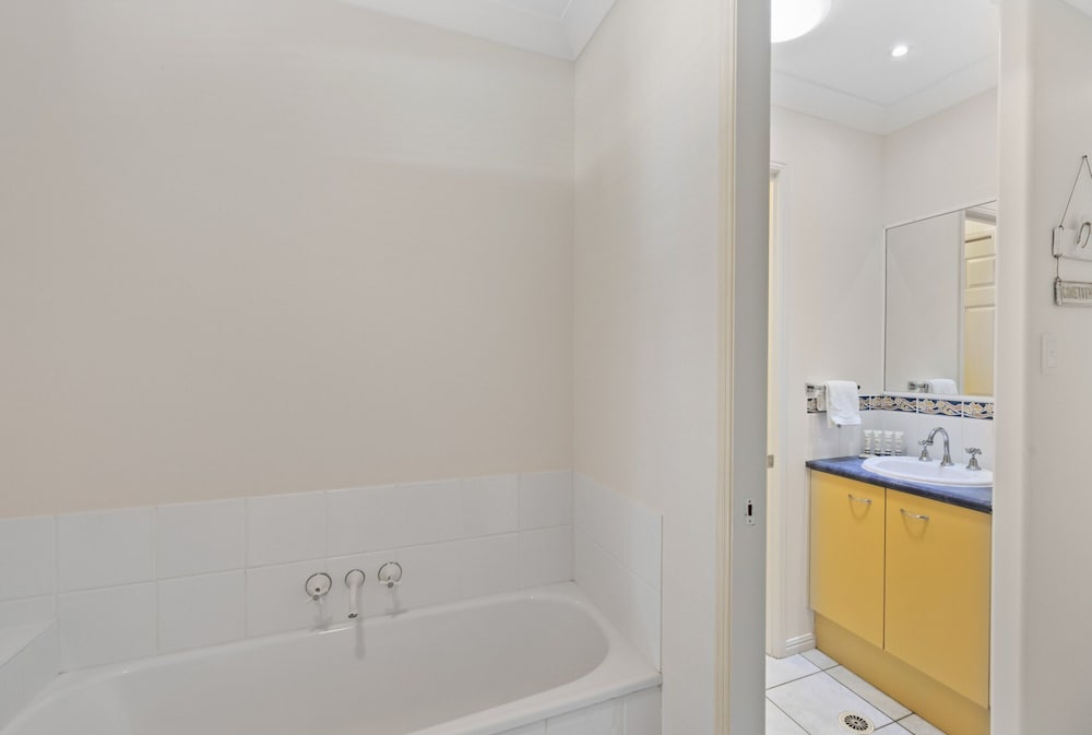 Spacious 4-bed Family Retreat With Pool
