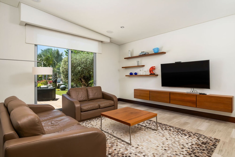 NEW Luxury 4BR Beachfront Villa w Infinity Pool