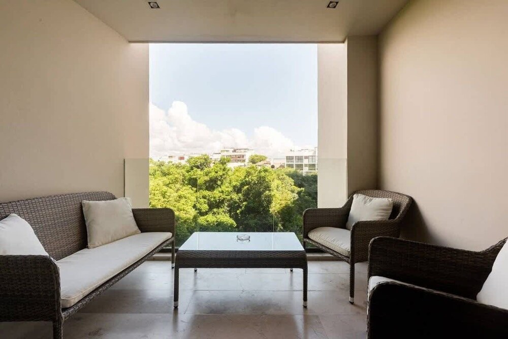 1 Br Steps From the Beach Roof w Ocean View
