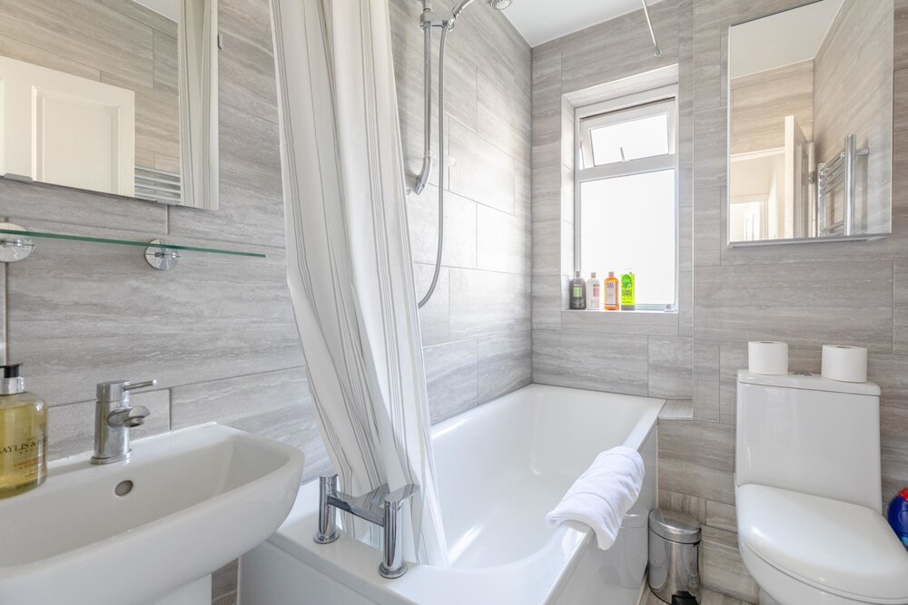 Serene 2BD Flat W/private Patio Old Street!