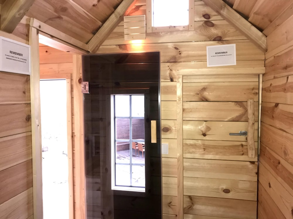 ICELAND SJF Villa , Hot tub & Outdoor Sauna Amazing Mountains View - 15 min to downtown