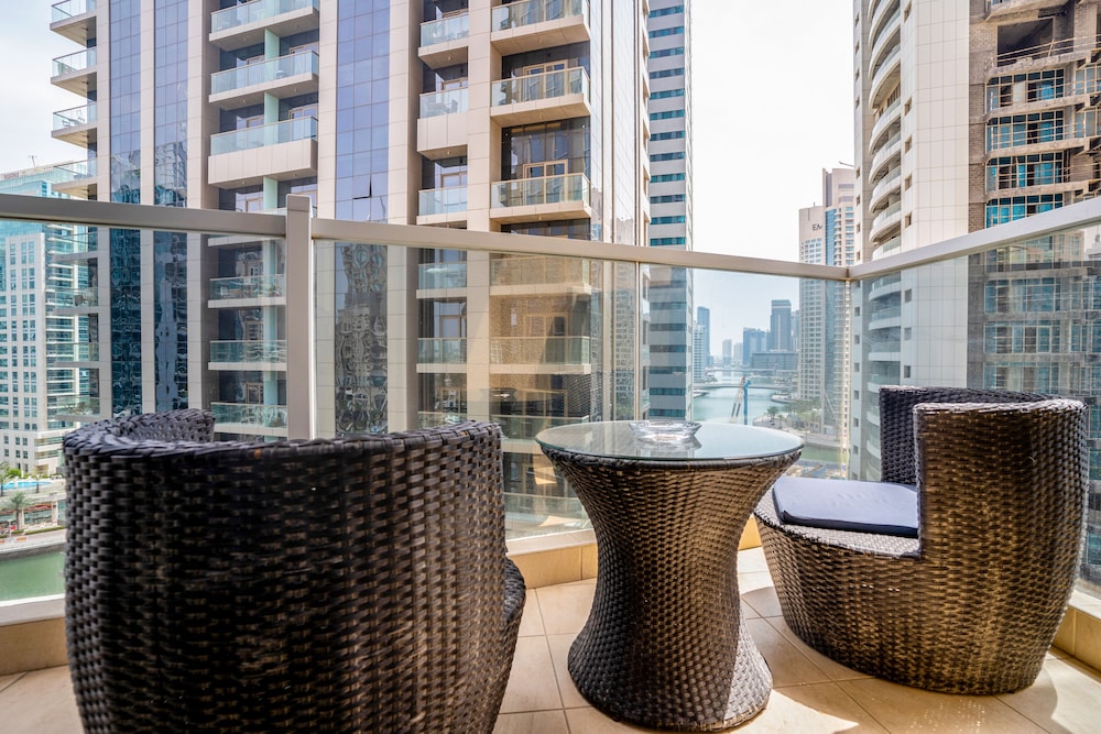 Tanin - Exquisite Marina View Apartment With Balcony — balance & terrace
