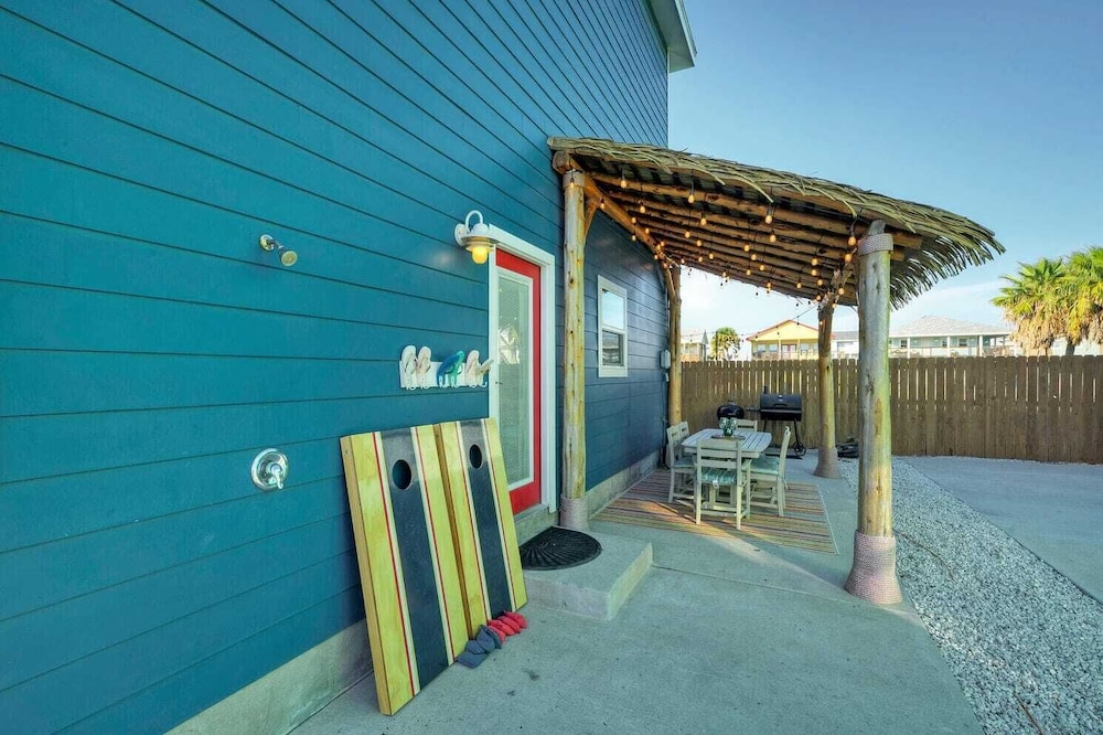Sleeps 24, 2 Homes Pool, Backyard Tiki Bar, Fire Pit, Cornhole Walk to Beach