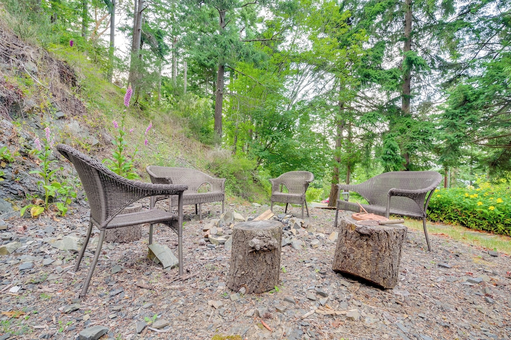 2 Blocks to Puget Sound Beach: Lummi Island Home
