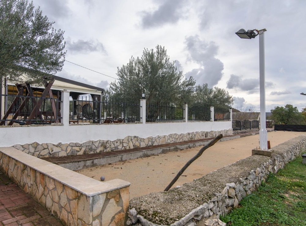 Vila Nira Radonić