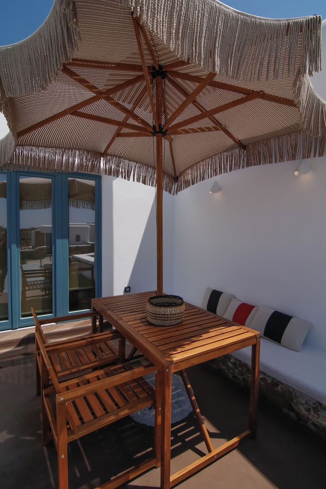 Thronos Suites