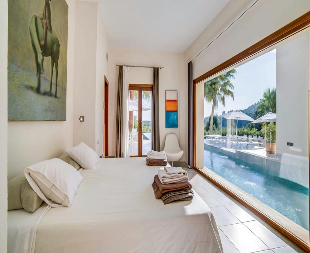 Spacious Villa With Infinity Pool