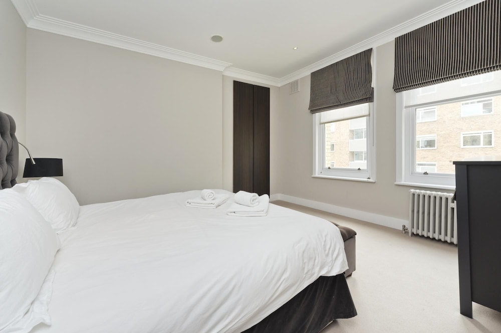Immaculate two Bedroom Apartment in Chelsea by Underthedoormat