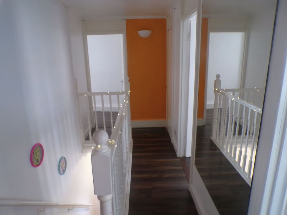 Chelsea Orange Apartment Sleeps10-petsok-parking