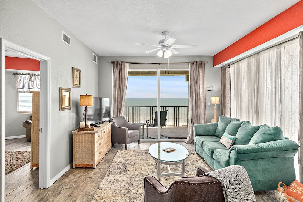 Oceanview Top-floor Penthouse in Surf Club Beach Pool Access