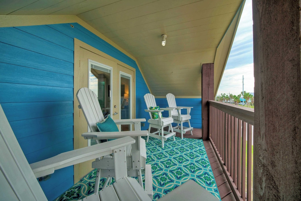 Sleeps 22 2 Homes w/ Private Pool, Game Room, Nature Views 7 BDR Avantstay
