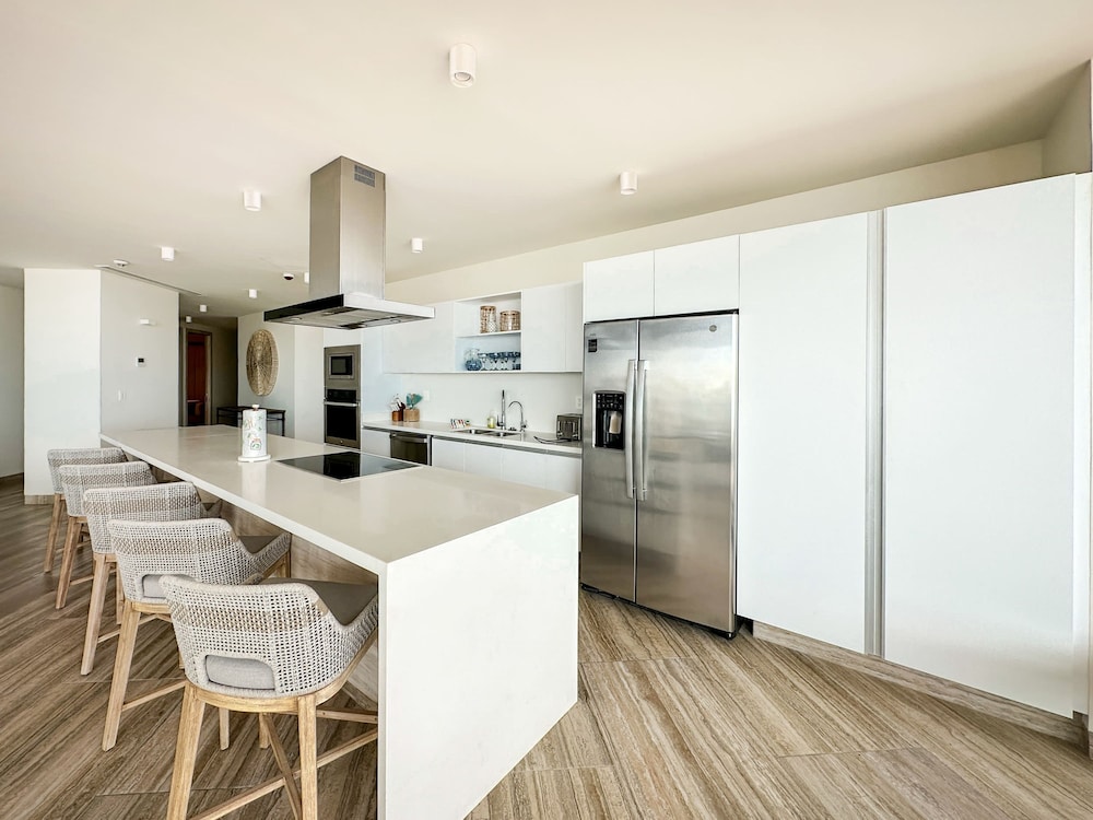 3BR Ground Floor Condo With Direct Pool Access